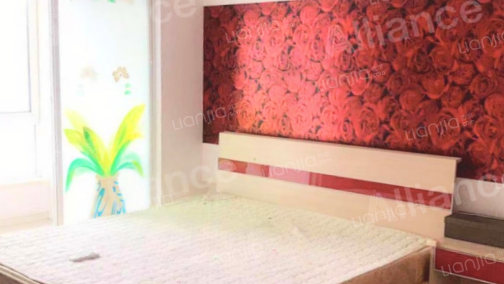 此房本满五年唯一，税费低，通风采光好，地段优越-卧室A