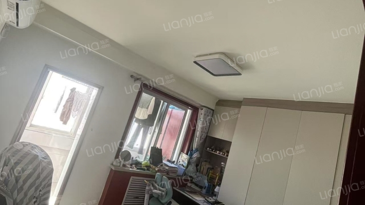 精装修拎包入住，南北通透的小三居室，采光好视野开阔-卧室B