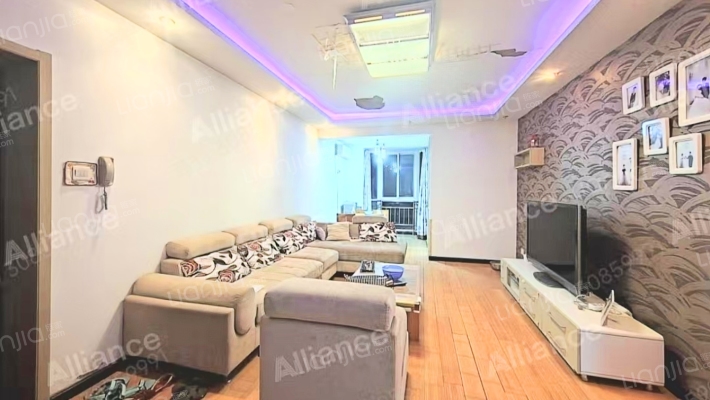 精装修，中高楼层，集中供暖！拎包入住!-客厅