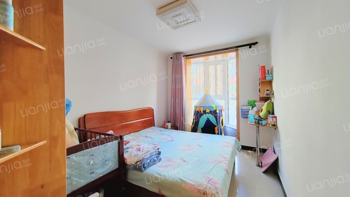 此房70年大产权南北通透两居室，精装自住，保持良好-卧室A