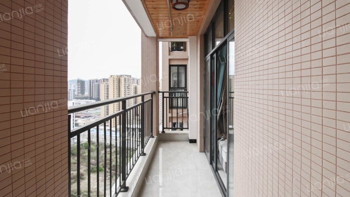滨江河畔交通便利 小区环境干净舒适 适合居住-阳台