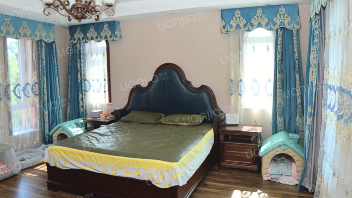 业主急售 爱丁堡 院子120平 南入户 上下三层 房本满2-卧室D