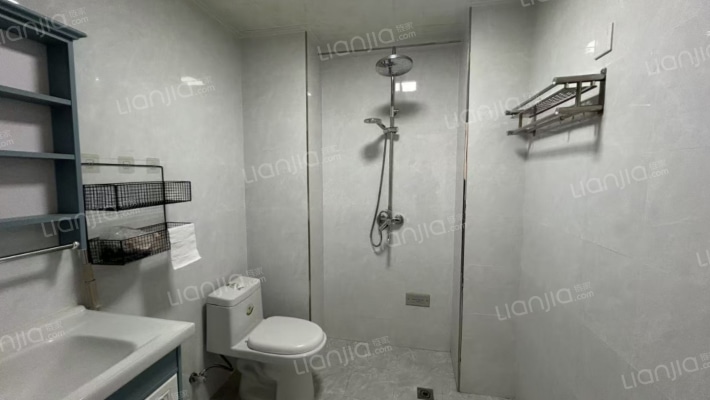 华阳路集中供暖电梯房 中高楼层，三居室-卫生间