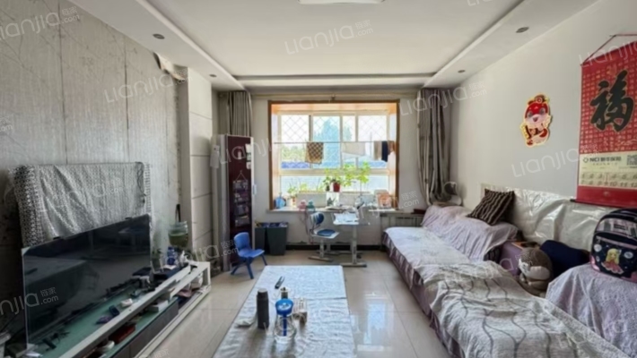 冠云路，低楼层南北通透大三居双卫，带简单装修。-客厅