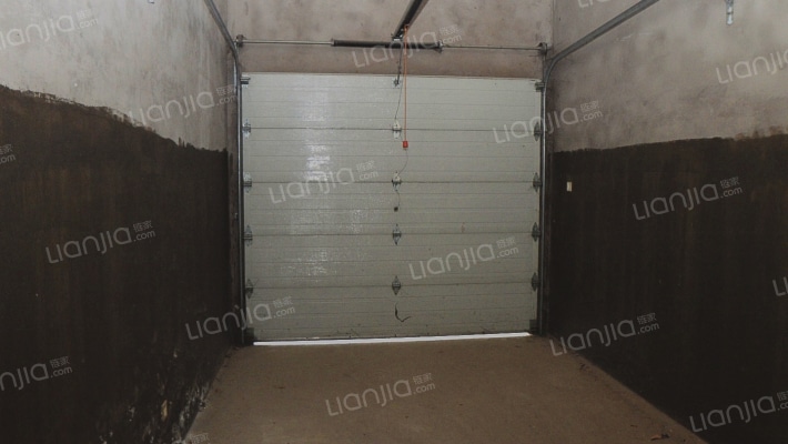 业主急售!本满五唯一独栋带南向大院子、距离北京800米-车库