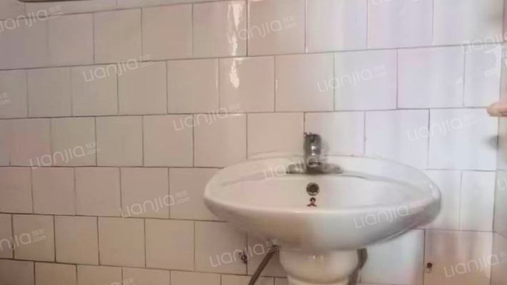 三处仅有的几栋联排小别墅，南北通透，随时入职。-卫生间A