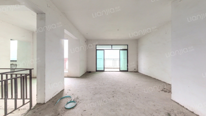 中渝滨江壹号A区二手房实景图