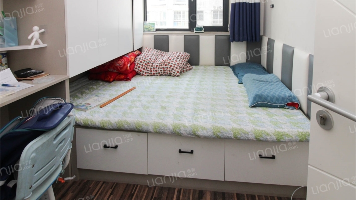 房子带平台，户型方正居住舒适出行方便-卧室B