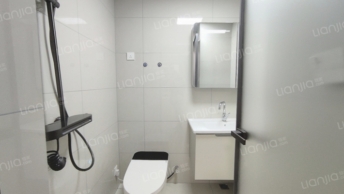 因出国急售三居36万，南北通透，明厨明卫-卫生间