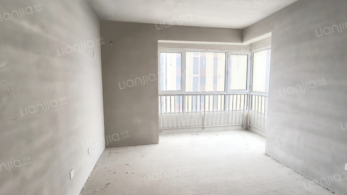 急售三利一期大四居，毛坯好装修，价格美丽-卧室A