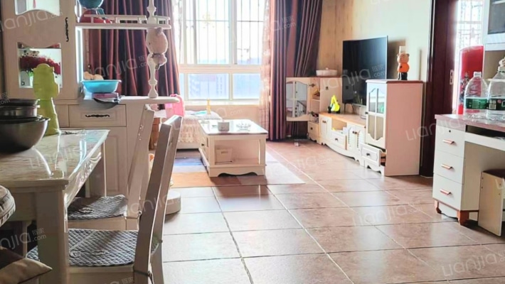 公园壹号全南两居精装自住标准好楼层，配套齐全。-客厅