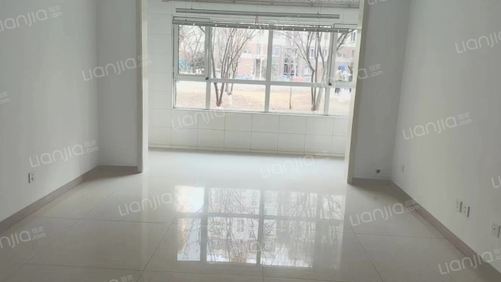 房子集中供暖  南北通透  采光视野佳-客厅