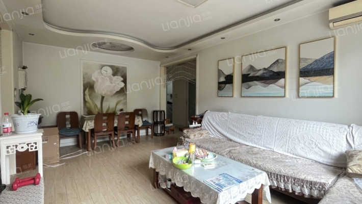 房本满五不唯一，通透3居室，交通便利，配套齐全。-客厅