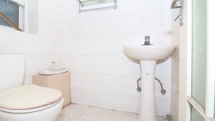 房本满五唯一，联排别墅，纯南大院子，方正-卫生间A