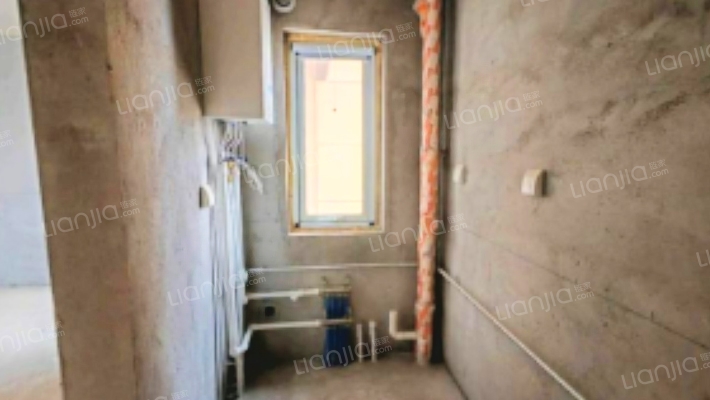 此房是毛坯房，业主诚心出售，可以看房子，价格还可谈-厨房