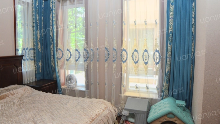 业主急售 爱丁堡 院子120平 南入户 上下三层 房本满2-卧室A