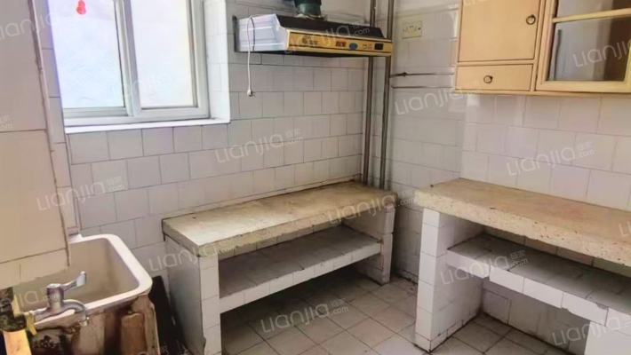 三处仅有的几栋联排小别墅，南北通透，随时入职。-厨房