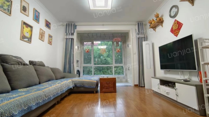 新上香邑溪谷 南北通透三居室 业主诚意出售-客厅