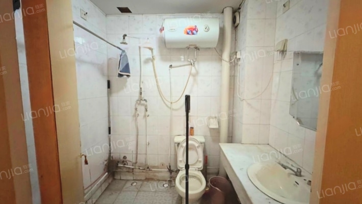 北二环 西丁、双塔旁，三居双卫-卫生间