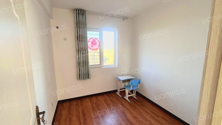 此房是南北通透四居室，中间层，采光视野好，房本满二-卧室C