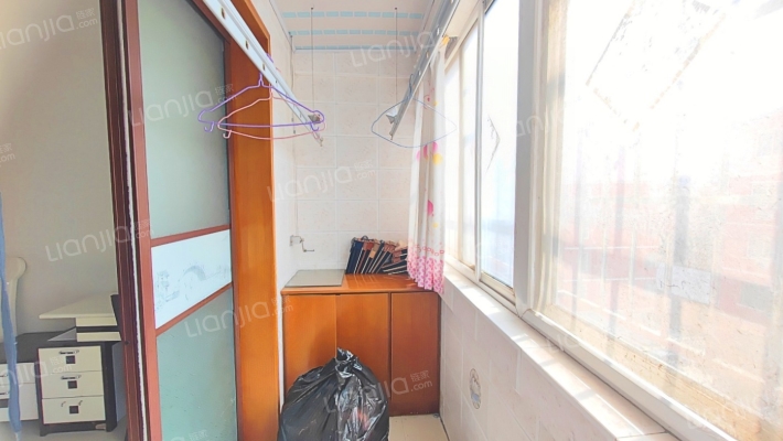 华阳路上楼龄新的板楼社区 一梯两户-过道