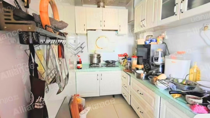 房子是低楼层，有装修，大产权，集中供暖。-厨房