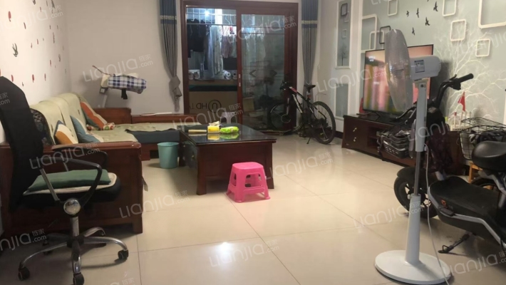 此房南北通透，明厨明卫，房本满五唯一，税费少。-客厅