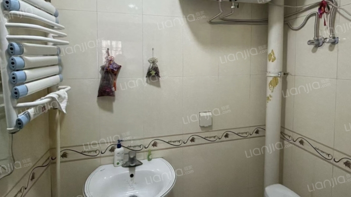 政法街青旅花园南北通透到三居 带独立车库-卫生间B