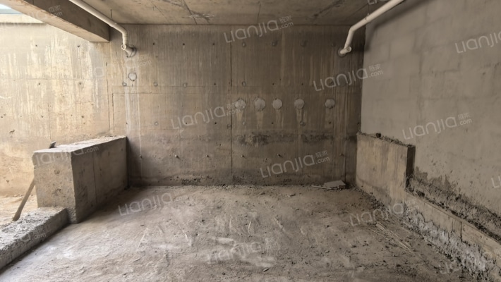 花田路 集中供暖，洋房下叠带小院-多功能间