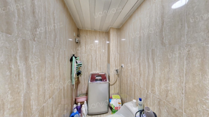 名流枫景洋房，一层带小院，德信公园南门-卫生间B