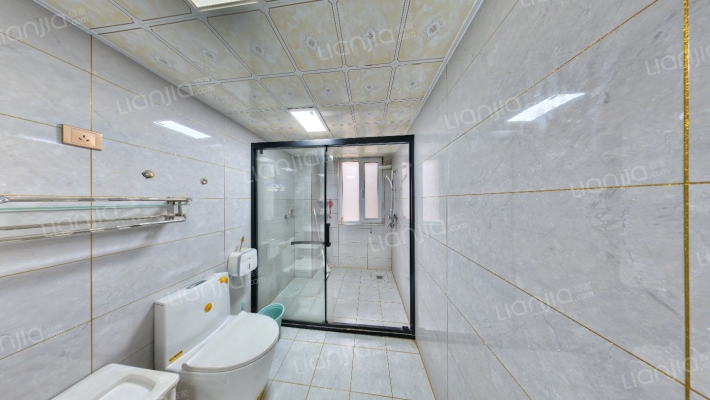 翡翠滨江，精装修，南北通透三居，看房方便-卫生间