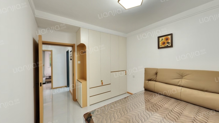 钻石广场南北二居室房本满五唯一-卧室B