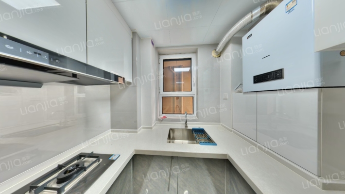 此房自住标准精装未住,楼层好 视野宽阔 采光充足-厨房