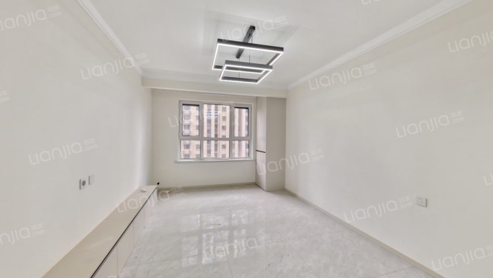 此房自住标准精装未住,楼层好 视野宽阔 采光充足-客厅