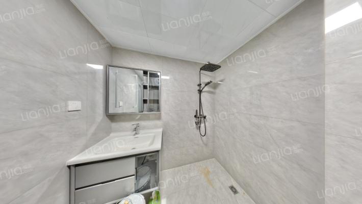 此房自住标准精装未住,楼层好 视野宽阔 采光充足-卫生间