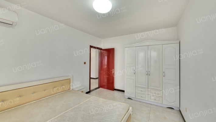 房子属于朝南两居中间楼层本满二-卧室B