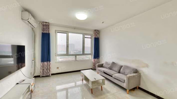 房子属于朝南两居中间楼层本满二-客厅