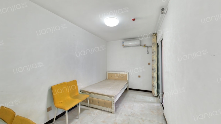 房子属于朝南两居中间楼层本满二-卧室A