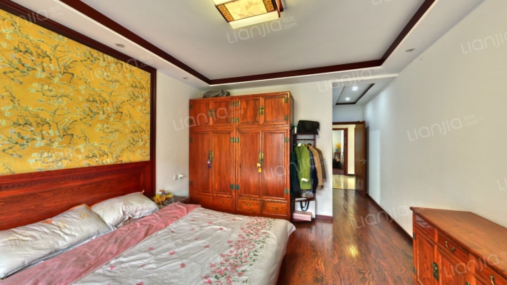 南北向的户型，户型方正，精装修-卧室C