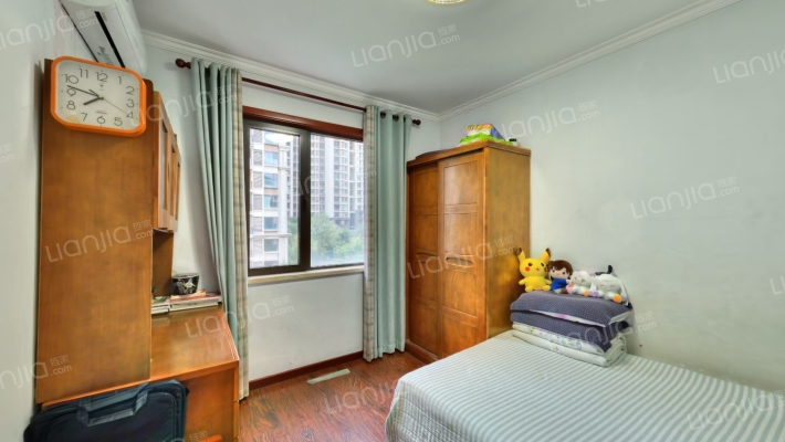 南北向的户型，户型方正，精装修-卧室B