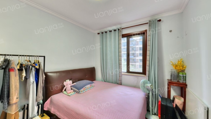 南北向的户型，户型方正，精装修-卧室A