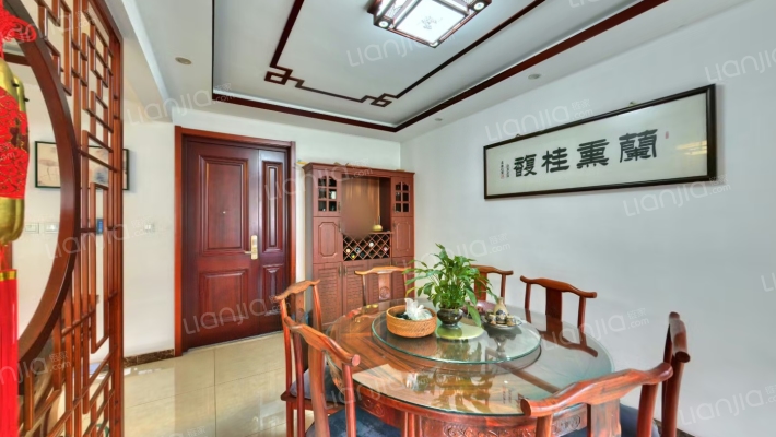 南北向的户型，户型方正，精装修-餐厅