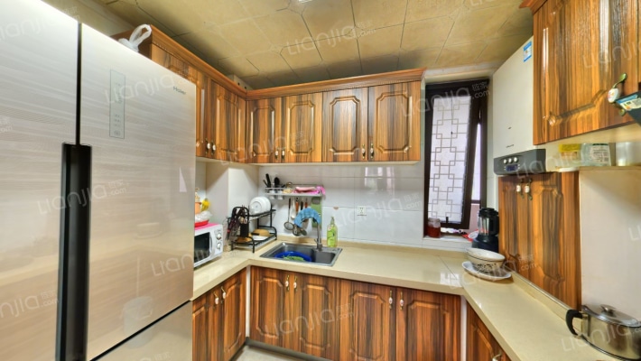 南北向的户型，户型方正，精装修-厨房