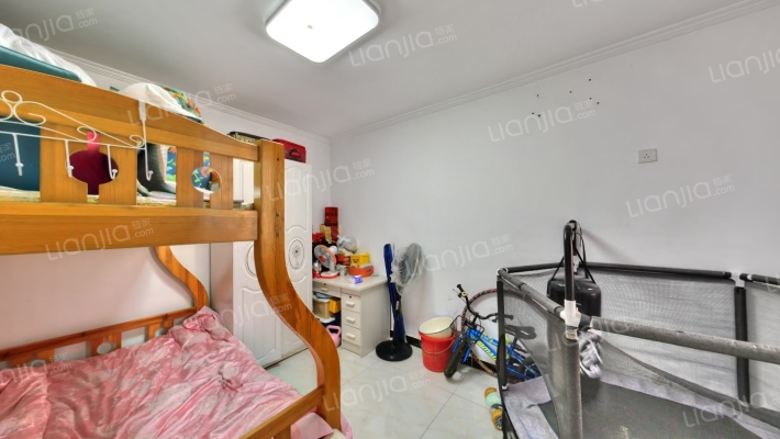 此房全南两居，自住装修拎包入住，满五，有车位-卧室A