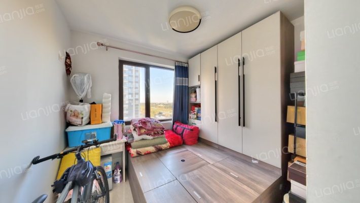 房子南北通透三居 ，満二，集中供暖。-卧室B