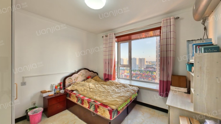 房子南北通透大三居，简单装修，带车位。-卧室C