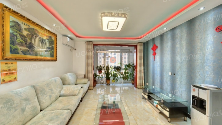 房子南北通透大三居，简单装修，带车位。-客厅