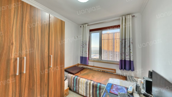 房子南北通透大三居，简单装修，带车位。-卧室A