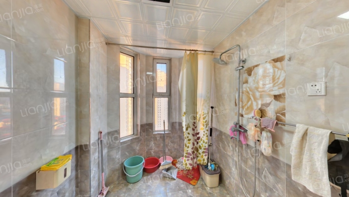 房子南北通透大三居，简单装修，带车位。-卫生间A