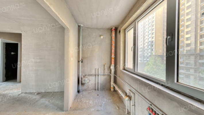 此房业主直售，3居2卫，南北通透，-厨房